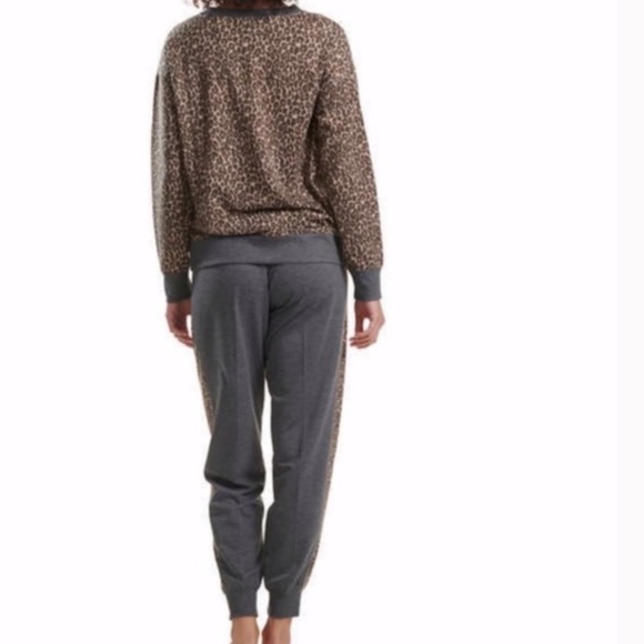 🎉HP🎉 Animal print two piece pajama jogger set - Picture 3 of 7